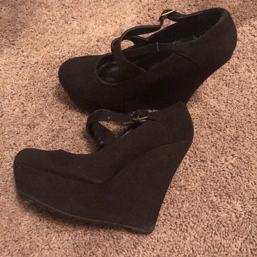 Black wedges